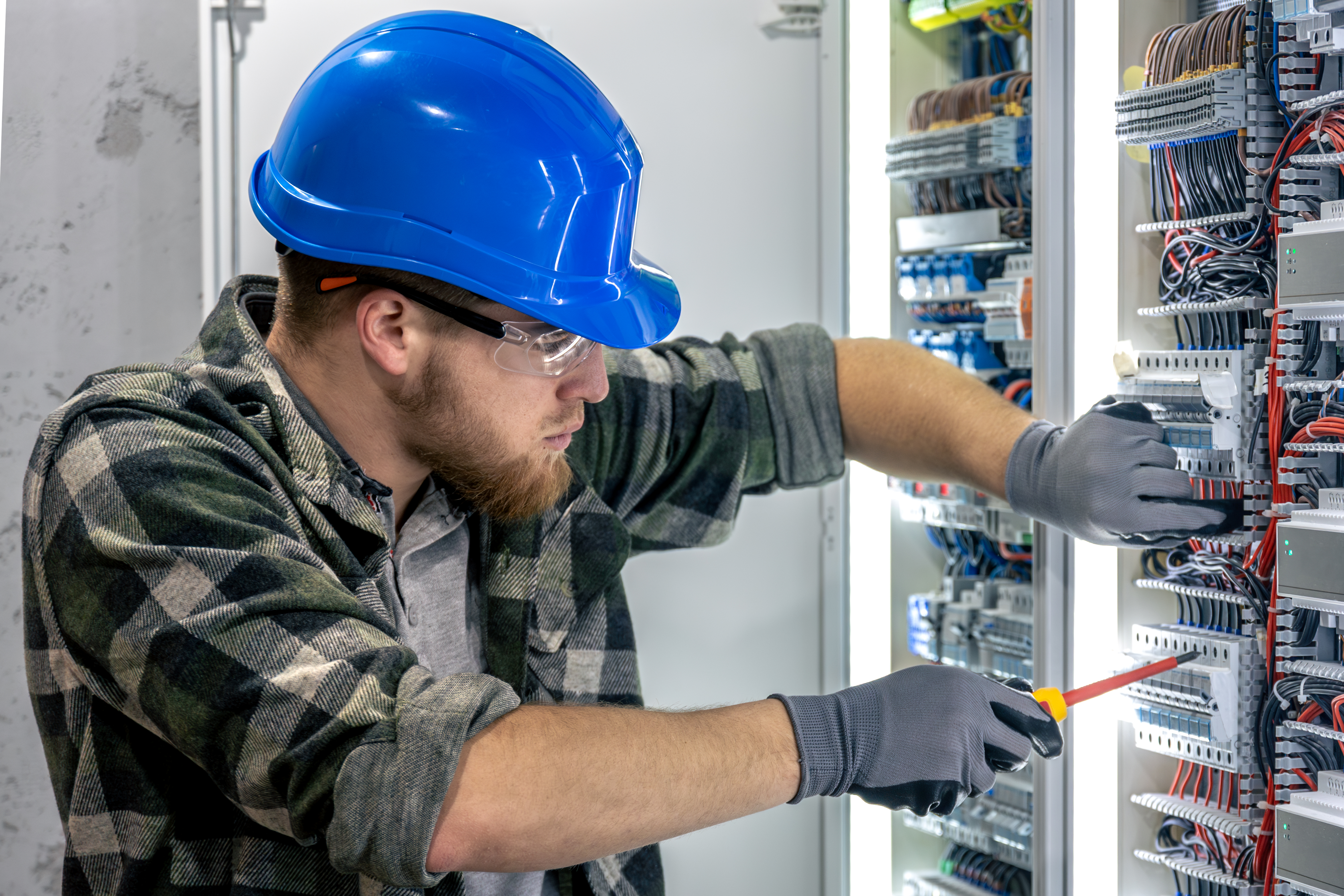 Engenheiro inspecionando SPDA